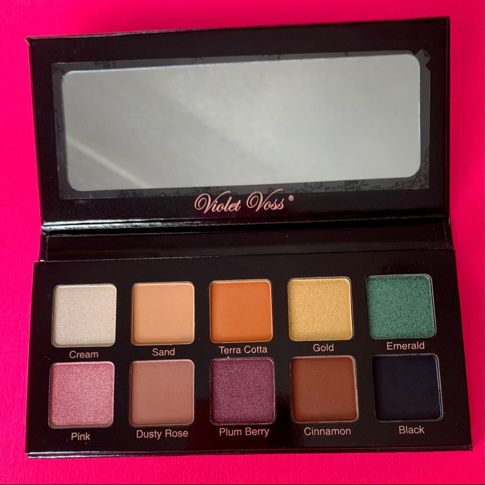 VIOLET VOSS “Essentials” Palette.